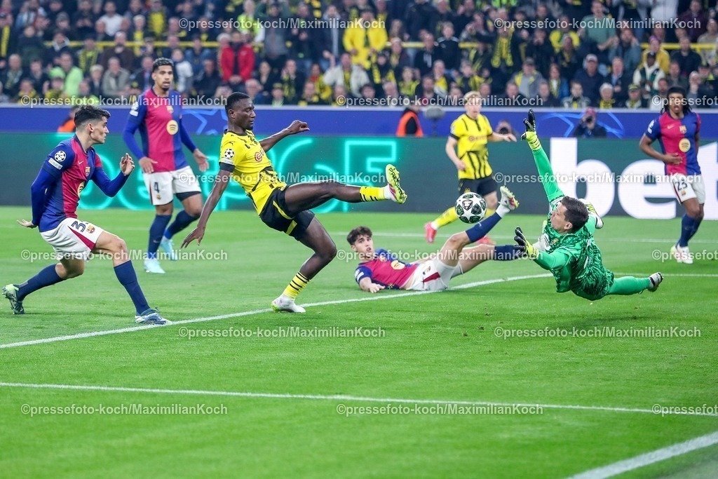 UCL1504251043 | 15.04.2025, Fußball, UEFA Champions League, Borussia Dortmund - FC Barcelona, BVB Stadion, Viertelfinale, Saison 2024 2025: Serhou Guirassy (BVB #9) beim Schuss auf das Tor von Torwart Wojciech Szczesny (FC Barcelona #25) Regulations prohibit any use of photographs as image sequences and or quasi-video.