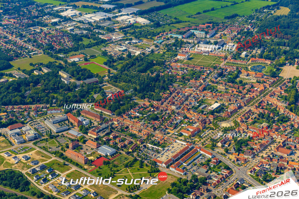 Übersichts Bild Ludwigslust - Die Luftaufnahme wurde 2025 vom UL-Flugzeug heraus erstellt ( keine Drohnenaufnahme ) - Hochauflösende Luftaufnahme - für Wandbilder und großformatige Ausdrucke geeignet. Das besondere Geschenk!Hier alle&nbsp;Infos zur Lizenzierung der LuftaufnahmeWir fliegen auch dieses Jahr wieder in Ihre Region um Luftbilder zu erstellen.- Luftbild anfragen