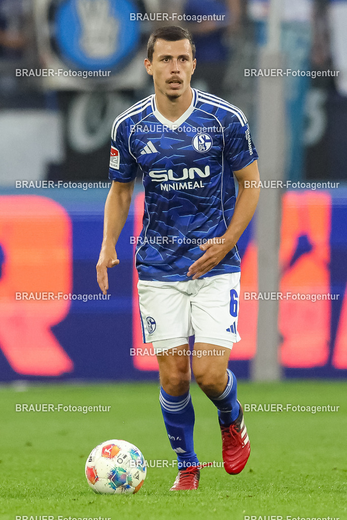 1_S04BER_20250801_1578.JPG -  - FC Schalke 04 - Hertha BSC Berlin - 2. Bundesliga | Gelsenkirchen, Deutschland, 01.08.25: Ron Schallenberg (FC Schalke 04) in Aktion, am Ball, Einzelaktion waehrend des Spiels der 2. Bundesliga zwischen FC Schalke 04 - Hertha BSC Berlin in der Veltins-Arena am 01. August 2025 in Gelsenkirchen, Deutschland. (Foto von Stefan Brauer/Brauer-Fotoagentur)DFB/DFL REGULATIONS PROHIBIT ANY USE OF PHOTOGRAPHS AS IMAGE SEQUENCES AND/OR QUASI-VIDEO.