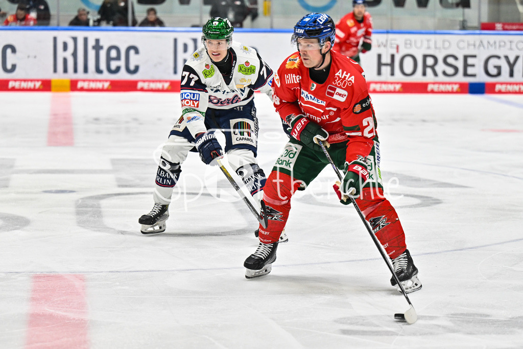 Augsburger Panther - Eisbären Berlin | AUGSBURG, GERMANY - 27. JANUARY: im Duell Eric HÖRDLER (Eisbären Berlin 77) und Cody KUNYK (Augsburger Panther 20) während dem Match zwischen den Augsburger Panthern und den Fischtown Pinguins am 43. Spieltag der Penny DEL im Curt Frenzel Stadion