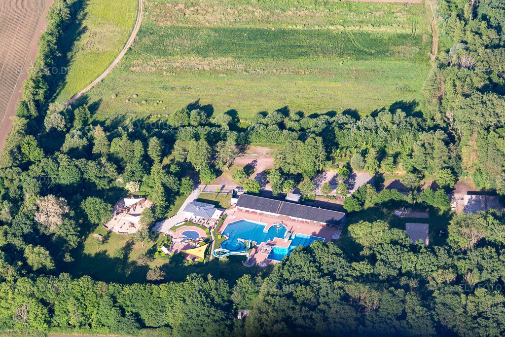 Luftbild: Waldschwimmbad in Kandel im Bundesland Rheinland-Pfalz in Deutschland. Foto: IMG_132259.jpg vom 28.05.2022 durch Werner Riehm/FLY-FOTO.deSV Kandel