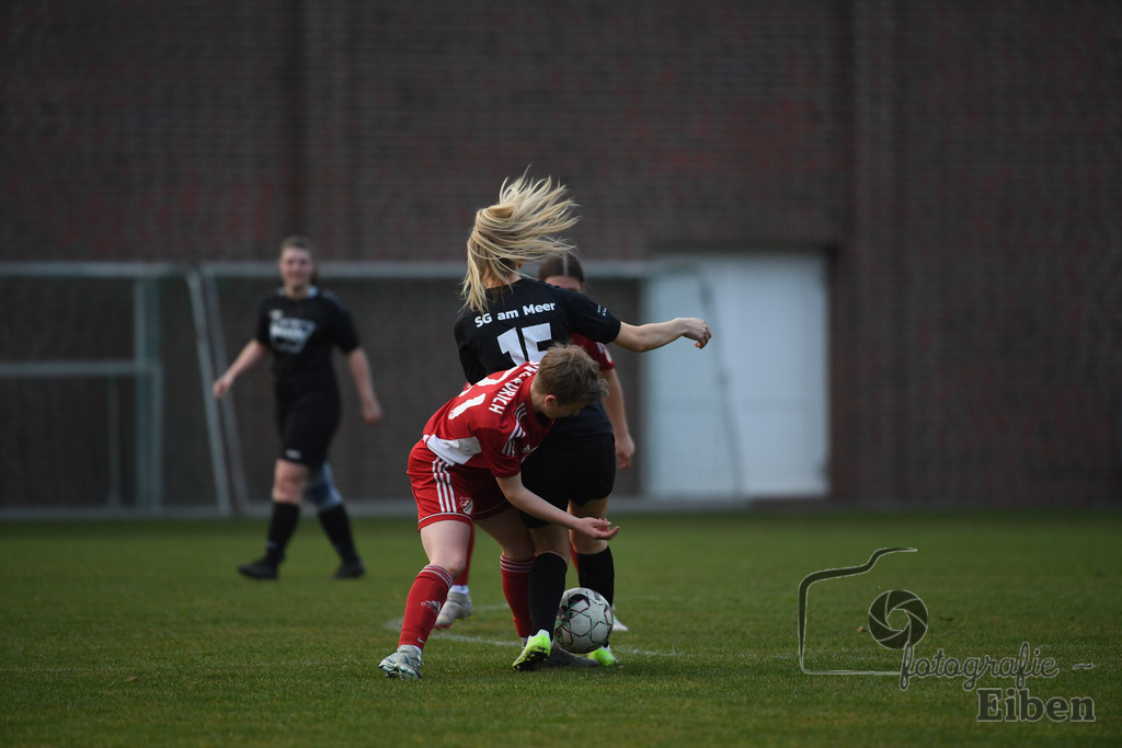 SG am Meer-SpVG Aurich U20 | Bezirksliga Frauen Nord; SG am Meer (schwarz)-SpVG Aurich U20 (rot) am 23.03.2025; in Gristede (Fehrenkampstr. 2a), Photo: Philip Eiben 2025 - Realisiert mit Pictrs.com