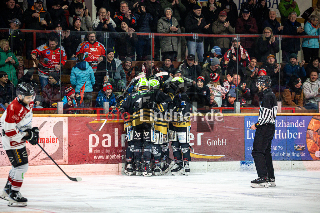 Peißenberg MINERS gegen EHC Königsbrunn LÖWEN | Eishockey Bayernliga 2025/26 Viertelfinale Spiel 2, Peißenberg MINERS gegen EHC Königsbrunn LÖWEN, 20260208,Torjubel, Zuschauer im Hintergrund,2026-02-08 in Peißenberg (flatbuy Arena Peißenberg), Copyright: WolfgangxLindner www.foto-lindner.de