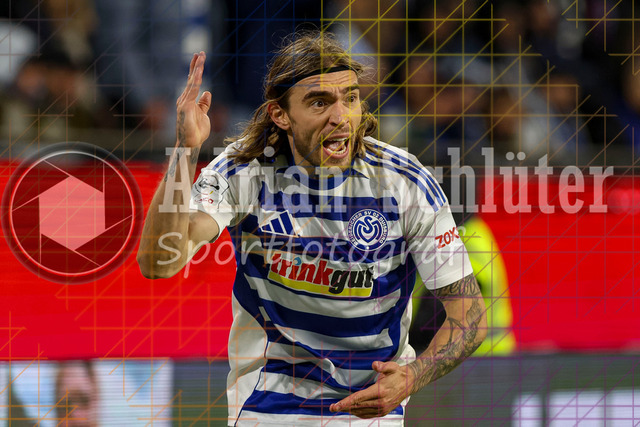 MSV Duisburg vs Rot-Weiss Essen - 3. Liga | Duisburg, Deutschland, 26.10.25:   Joshua Bitter (MSV Duisburg) gestikuliert, Gestik waehrend des Spiels der 3. Liga MSV Duisburg vs Rot-Weiss Essen in der schauinsland-reisen-arena(Foto von Brauer-Fotoagentur / Adrian Schlueter)