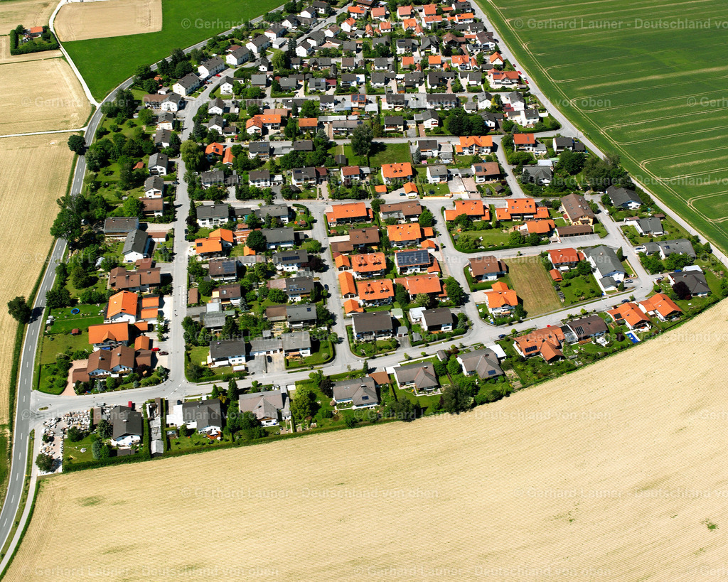 2600817 | UNTERNEUKIRCHEN 09.06.2006 Wohngebiet einer Einfamilienhaus- Siedlung  in Unterneukirchen im Bundesland Bayern, Deutschland // Single-family residential area of settlement  in Unterneukirchen in the state Bavaria, Germany Foto: Gerhard Launer