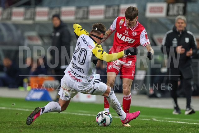 Austrian Bundesliga: Grazer AK 1902 vs LASK | GRAZ, AUSTRIA, 13.DEC.25 - SOCCER - ADMIRAL Bundesliga, Grazer AK 1902 vs LASK. The image shows Kasper Jörgensen (Lask) and Tio Cipot (GAK).
