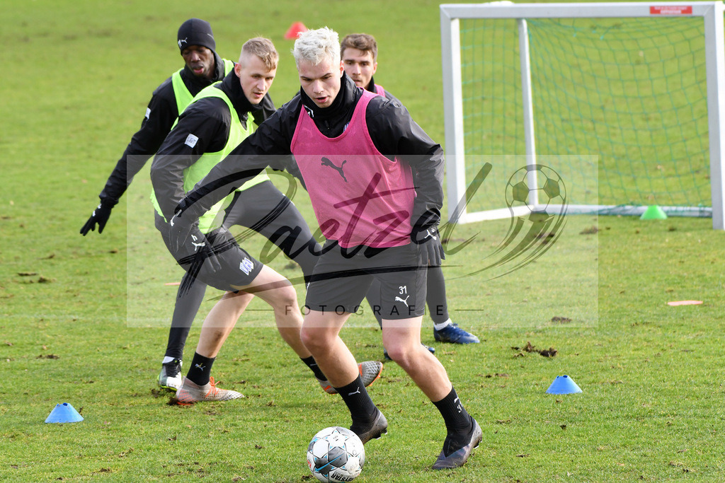 20200130_TRAOSN_0019 | Fußball, Herren: Niklas Schmidt (VfL Osnabrueck) in Aktion, am Ball, Einzelaktion waehrend der Trainingseinheit des VfL Osnabrueck im Sportpark Illoshoehe am 30.01.2020 in Osnabrueck, Deutschland. - Realisiert mit Pictrs.com