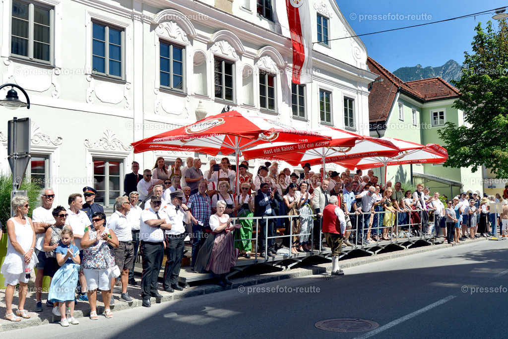 news-2022-Juli17-Musikumzug-Reutte--WTV_3548-Tribuene- | Info aus dem Bezirk Reutte/Ausserfern Tirol sowie eine umfangreiche Bilddatenbank über die gesamte Region: Lechtal, Talkessel Reutte, Tannheimertal, Zwischentoren. Lech, Plansee, Zugspitze, Grenztunnel, B179, Fernpassstraße, Verkehr, Lawinen, Tradition, - Realisiert mit Pictrs.com