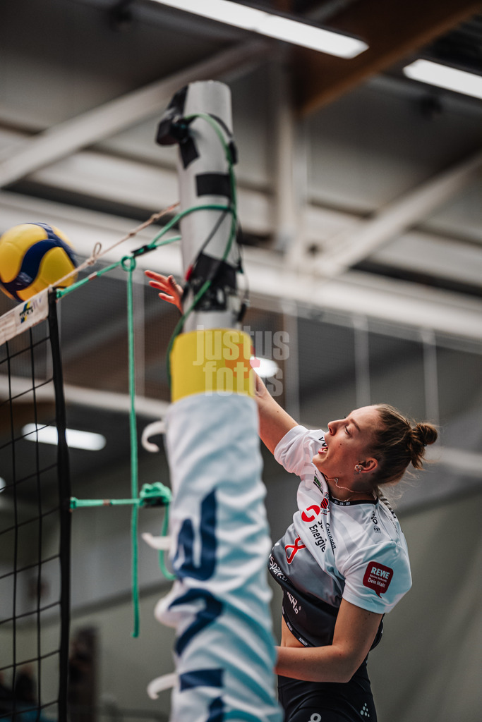 Volleyball | Frauen | Saison 2025/2026 | Volleyball Bundesliga | ETV Hamburger Volksbank Volleys vs. Dresdner SC | 15.11.2025 | Jette Kuipers (#8, Dresdner SC) beim Aufwärmen