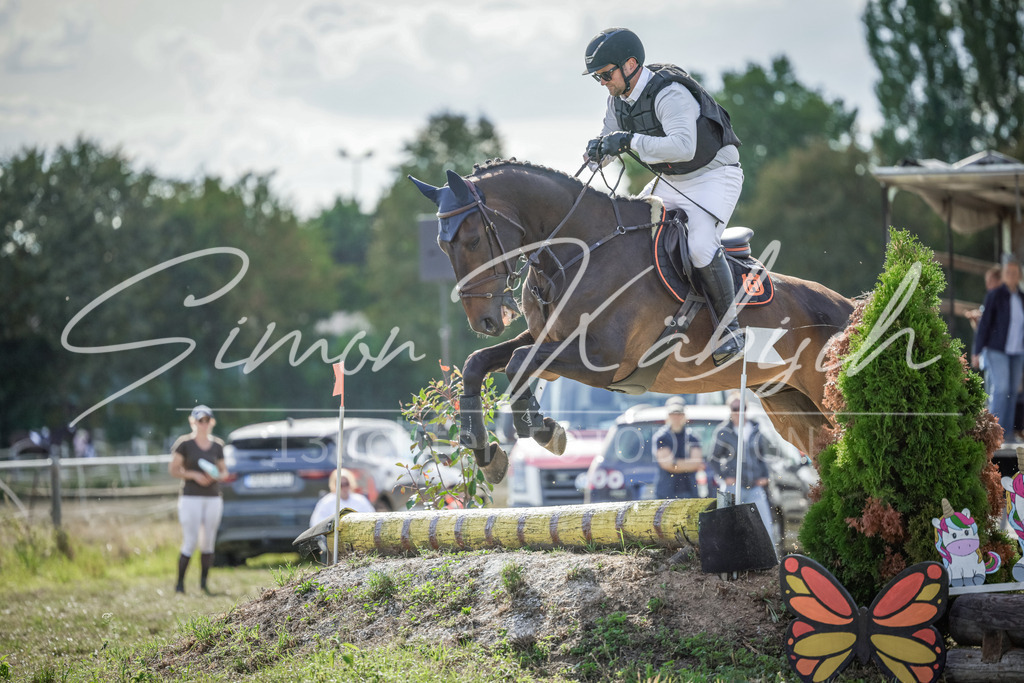 20250906-_3LI7075 | Tierfotografie Pferde, Hunde, Katzen, Haustiere.
Turnierfotografie Reitturniere, Reiten, Springreiten, Dressur in Hanau, dem Main-Kinzig-Kreis und dem Rhein-Main- Gebiet um Frankfurt