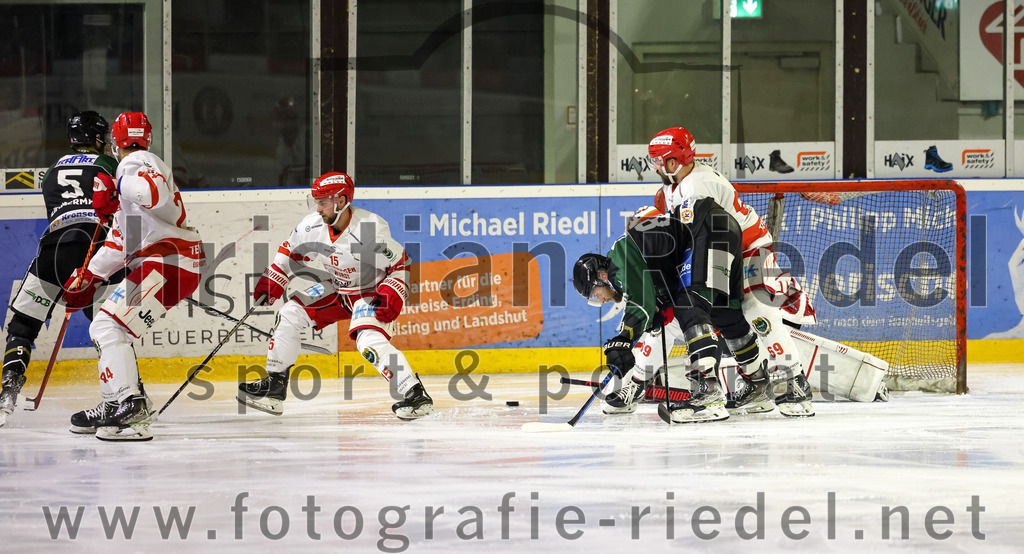 2023-03-19_148_TSV_Erding_gegen_TEV_Miesbach | Erding, Deutschland, 19.03.2023:
Eishockey, Bayernliga Playoffs 2022 / 2023, Halbfinale, TSV Erding gegen TEV Miesbach, Endergebnis: 

Maximilian Meineke (TEV Miesbach, #15), Michael Trox (Erding Gladiators, #86), Nikolaus Meier (TEV Miesbach, #69), Timon Ewert (TEV Miesbach, #34)

Foto: Christian Riedel / fotografie-riedel.net