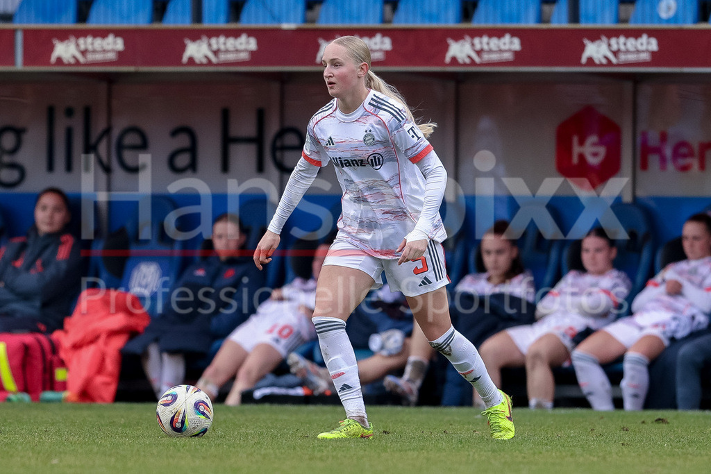 Fussball, 2. Frauen-Bundesliga, SV Meppen - FC Bayern München II | Luzie Zähringer (FC Bayern München II, 5) am Ball, Freisteller, Einzelbild, Ganzkörper, Aktion, Action, Spielszene, DIE DFB-RICHTLINIEN UNTERSAGEN JEGLICHE NUTZUNG VON FOTOS ALS SEQUENZBILDER UND/ODER VIDEOÄHNLICHE FOTOSTRECKEN. DFB REGULATIONS PROHIBIT ANY USE OF PHOTOGRAPHS AS IMAGE SEQUENCES AND/OR QUASI-VIDEO.