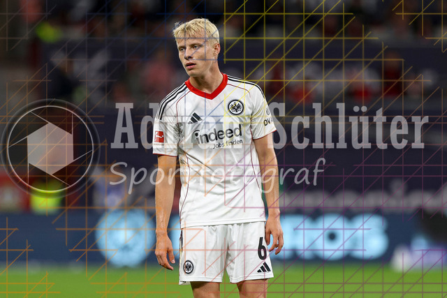 Bayer 04 Leverkusen vs Eintracht Frankfurt - Bundesliga  | Leverkusen, Deutschland, 12.09.25:   Oscar Hojlund (Eintracht Frankfurt) schaut waehrend des Spiels der Bundesliga zwischen  Bayer 04 Leverkusen vs Eintracht Frankfurt in der BayArena(Foto von Brauer-Fotoagentur / Adrian Schlueter)