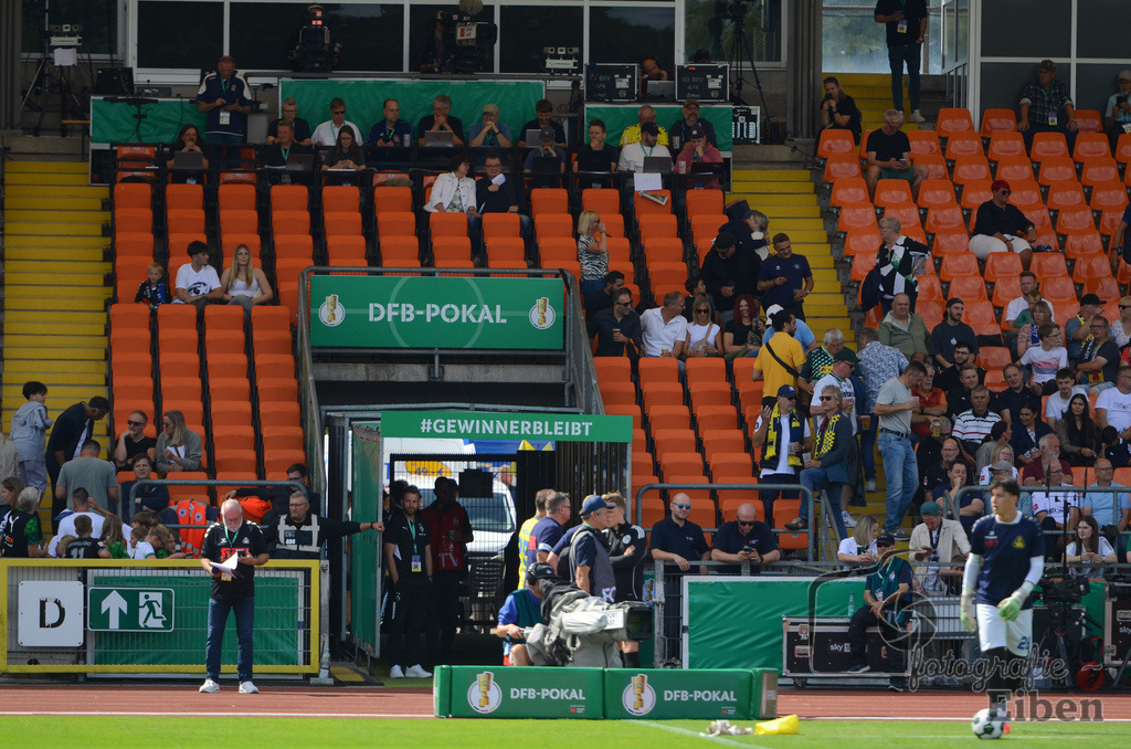 SV Atlas-Delmenhorst-Borussia Mönchengladbach | DFB-Pokal 1. Runde;SV Atlas Delmenhorst (gelb)-Borussia Mönchengladbach (schwarz) am 17.08.2025 in Oldenburg (Marschweg-Stadion), Photo: Philip Eiben 2025 - Realisiert mit Pictrs.com