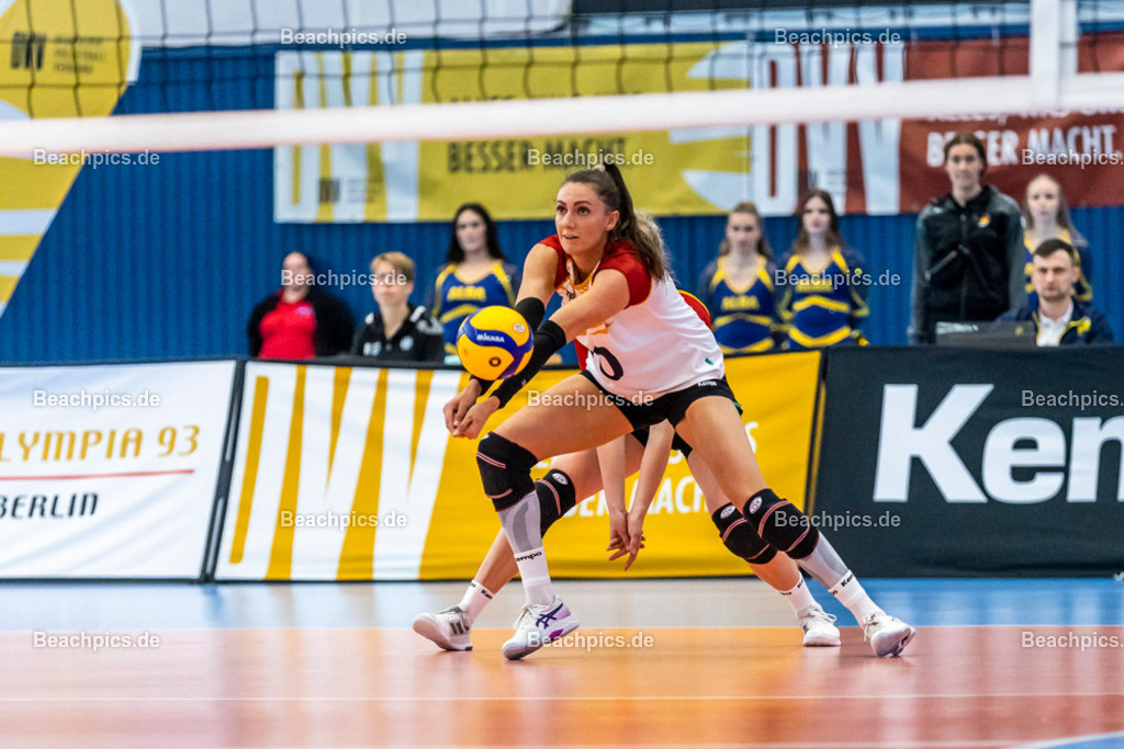 2023-00070927-Freundschaftsspiel-Deutschland-Ukraine | Annahme Lena STIGROT GER 20.05.2023; Berlin Foto: Gerold Rebsch - www.beachpics.de
