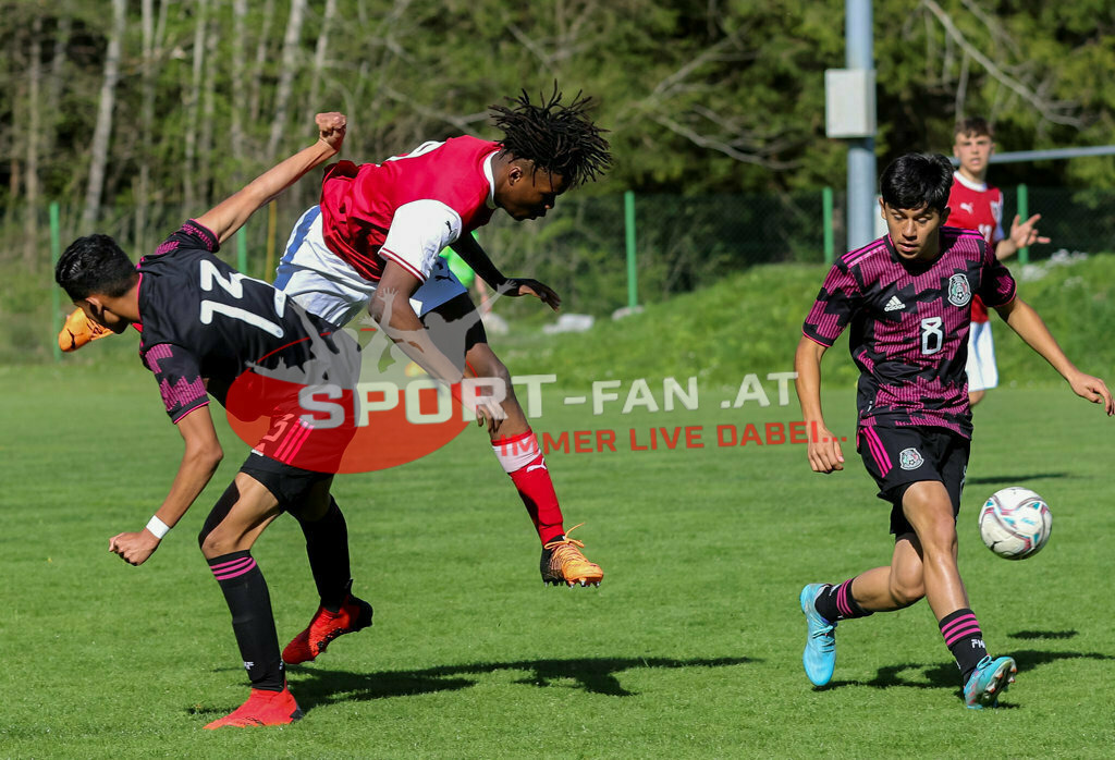 AUSTRIA U15 - MEXICO U15 | Jared Napoles (Mexico #13) KENNETH ADEJENUGHURE (Austria #9) Derek Garcia (Mexico #8) ; AUSTRIA U15 - MEXICO U15 am 29.04.2022 in Arnoldstein
(Sportplatz), AUSTRIA, (Photo by Ernst Krawagner sport-fan.at) - Realisiert mit Pictrs.com