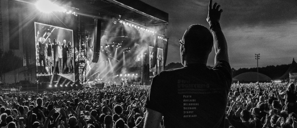 foo-fighters-2018-238 | Besucher beim Konzert der US-amerikanischen Rockband Foo Fighters auf der Trabrennbahn Hamburg-Bahrenfeld am 10. Juni 2018. - Realisiert mit Pictrs.com