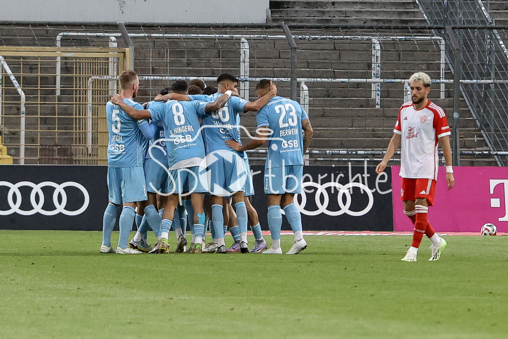 FC Bayern Amateure - Türkgücü München | Jubel der Gaeste nach dem Tor zum 1-2 durch Halit  YILMAZ (TGM #20) /