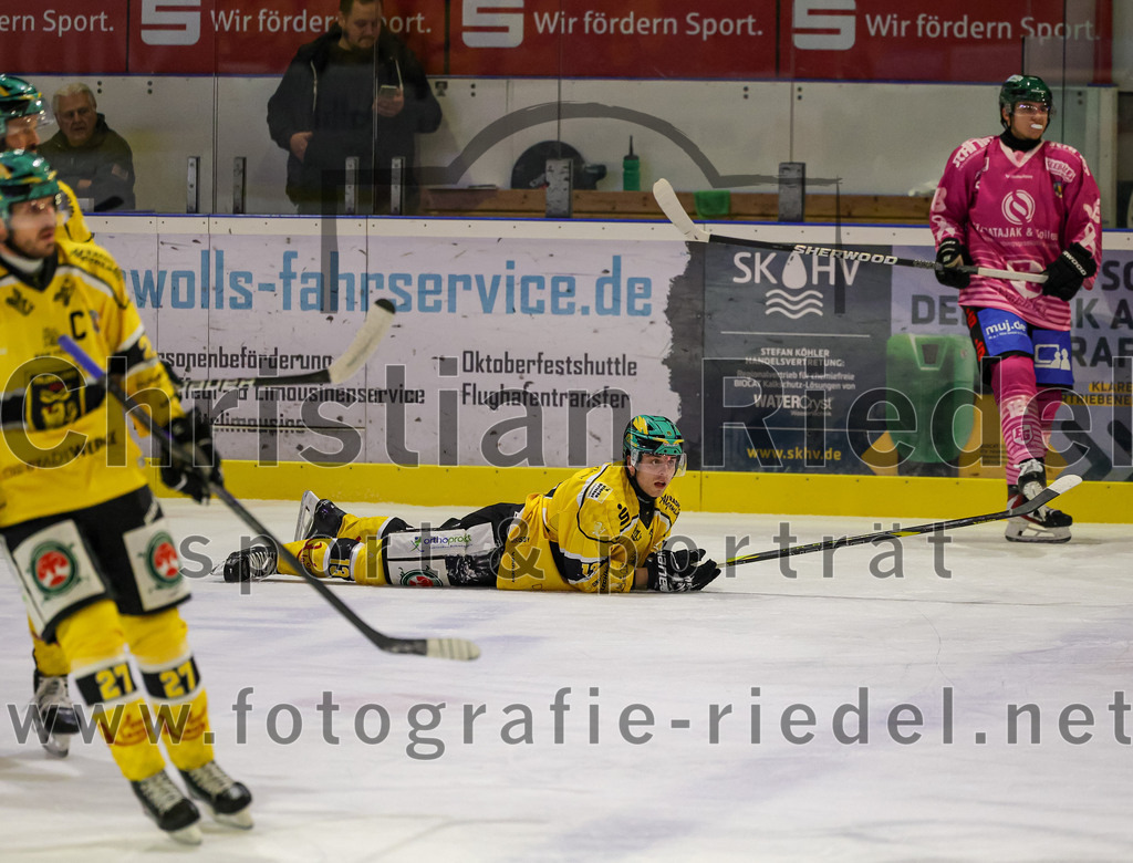 2025-10-28_073_TSV_Erding_gegen_Toelzer_Loewen | Erding, Deutschland, 28.10.2025:Eishockey, Oberliga Süd 2025 / 2026, 13. Spieltag, TSV Erding gegen Tölzer Löwen, Endergebnis: 2:5Nicolas Sauer (Tölzer Löwen, #13), Luis Scheibengraber (Erding Gladiators, #18)Foto: Christian Riedel / fotografie-riedel.net