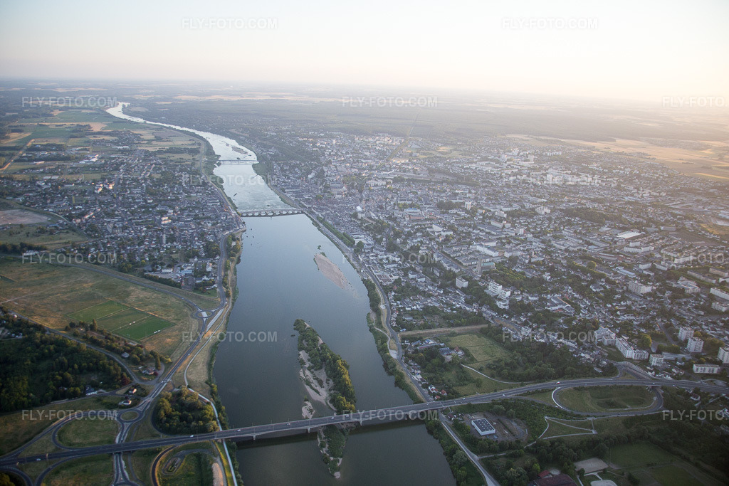 Aerial view: View of the town in Vineuil in the state Loir et Cher, France. – Photo: IMG_081326.jpg taken on 06/19/2015 by Werner Riehm/FLY-FOTO.com – Resolution of the original: 5472 x 3648 px