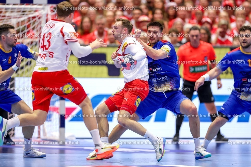 EHF18012602094 | 18.01.2026, Handball, Men's EHF EURO 2026, Dänemark - Rumänien, Jyske Bank Boxen in Herning, Dänemark, Preliminary Round:  Mathias Gidsel (Denmark #19) im Zweikampf gegen   Ionut Nistor Ionita (Romania #05) 