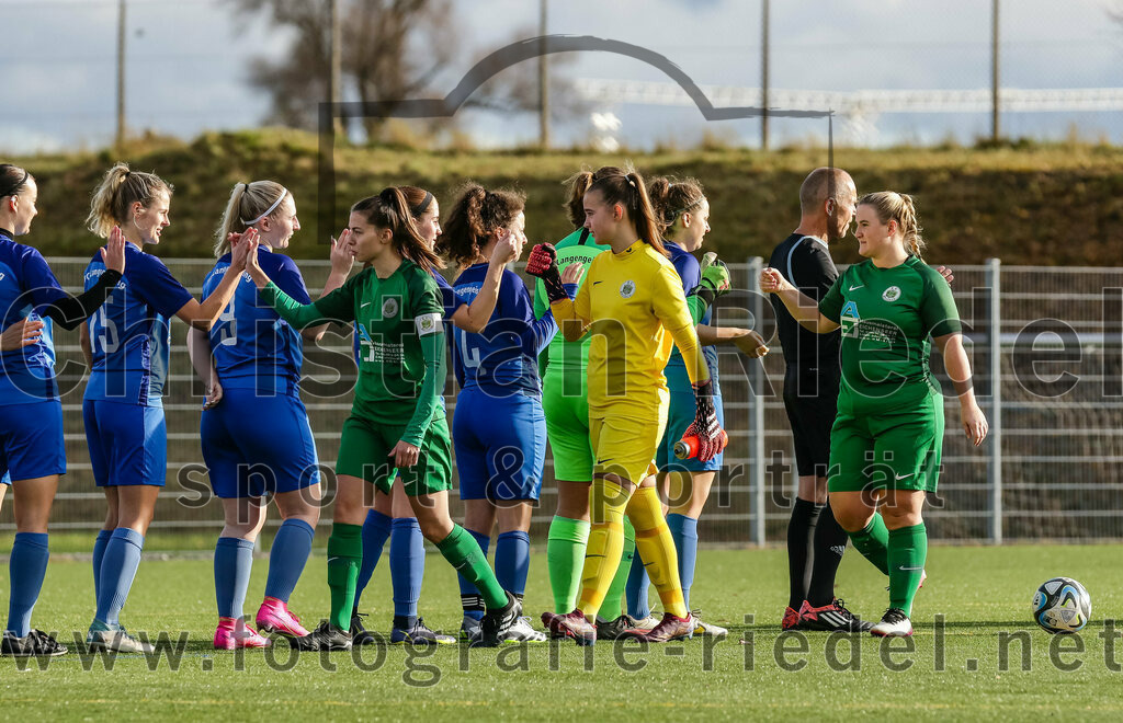 2023-11-19_008_FC_Langengeisling_gegen_FC_Forstern_II | Erding, Deutschland, 19.11.2023:
Fußball, Bezirksoberliga 2023 / 2024, 12. Spieltag, FC Langengeisling gegen FC Forstern II, Endergebnis: 3:0

Rebecca Hawkins (FC Langengeisling, #15), Carmen Drescher (FC Langengeisling, #9), Sofia Baumgartner (FC Forstern, #2), Monika Bichlmaier (FC Langengeisling, #4), Torfrau Lily Koch (FC Forstern, #1), Schiedsrichter Alois Lerch

Foto: Christian Riedel / fotografie-riedel.net
