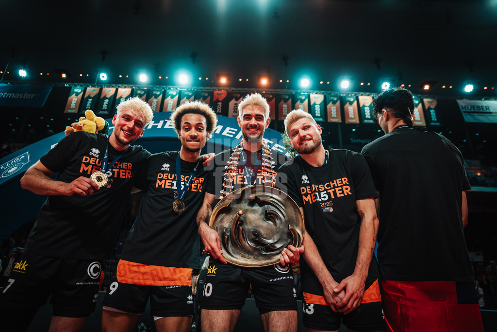 Volleyball | Herren | Saison 2024/2025 | 1. Volleyball Bundesliga Männer | Finale | BERLIN RECYCLING Volleys vs. SVG Lüneburg | 03.05.2025 | Die 'Blondies' v.l. Simon Plaskie (#7, Berlin Recycling Volleys) Djifa Julien Amedegnato (#9, Berlin Recycling Volleys) Daniel Malescha (#10, Berlin Recycling Volleys) Ruben Schott (#13, Berlin Recycling Volleys) und Nehemiah Mote (#5, Berlin Recycling Volleys) Blondinen gefärbte Haare Frisur