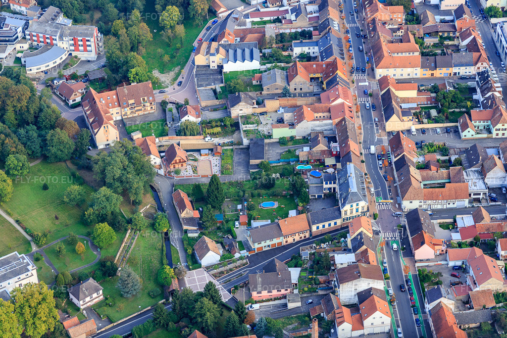Vue aérienne: Rue du Général Rampont à Bischwiller dans le département Bas Rhin, France – .Photo: IMG_074281.jpg prise le 04/10/2014 par Werner Riehm/FLY-FOTO.eu – Résolution de l'original: 5355 x 3570 px