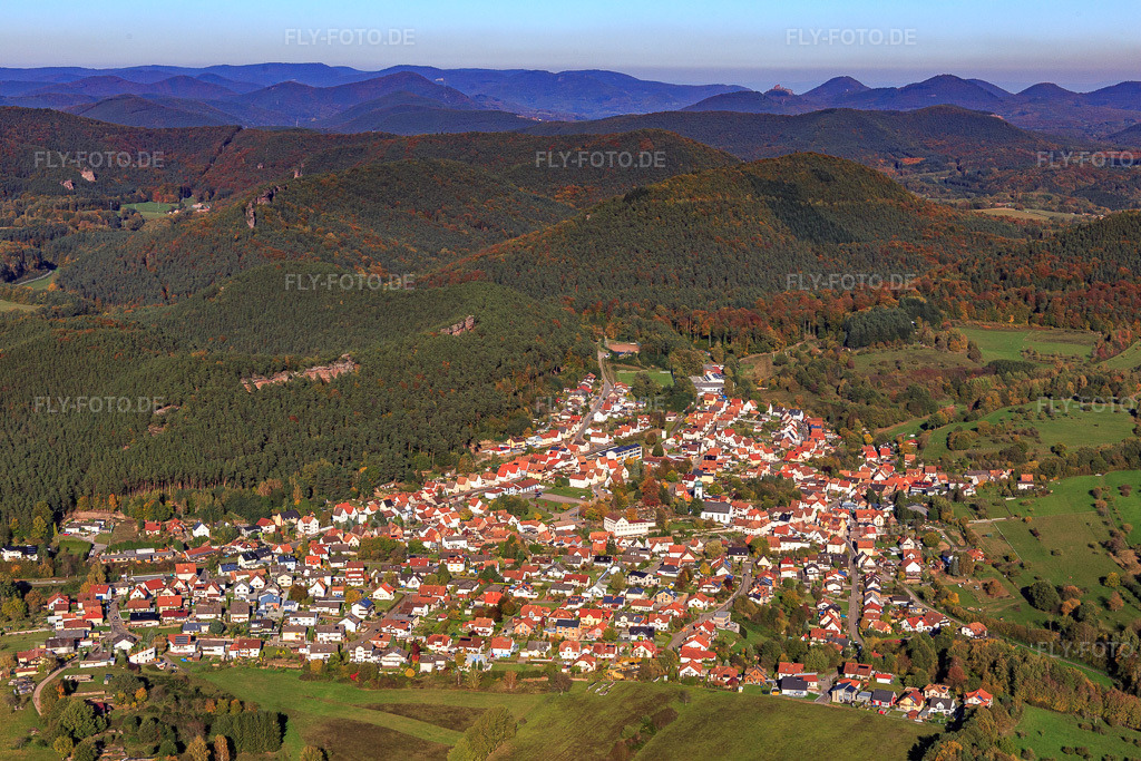 Luftbild: Dorfansicht im Pfälzerwald aus Südwesten in Busenberg im Bundesland Rheinland-Pfalz in Deutschland. Foto: IMG_103912.jpg vom 14.10.2017 durch Werner Riehm/FLY-FOTO.de