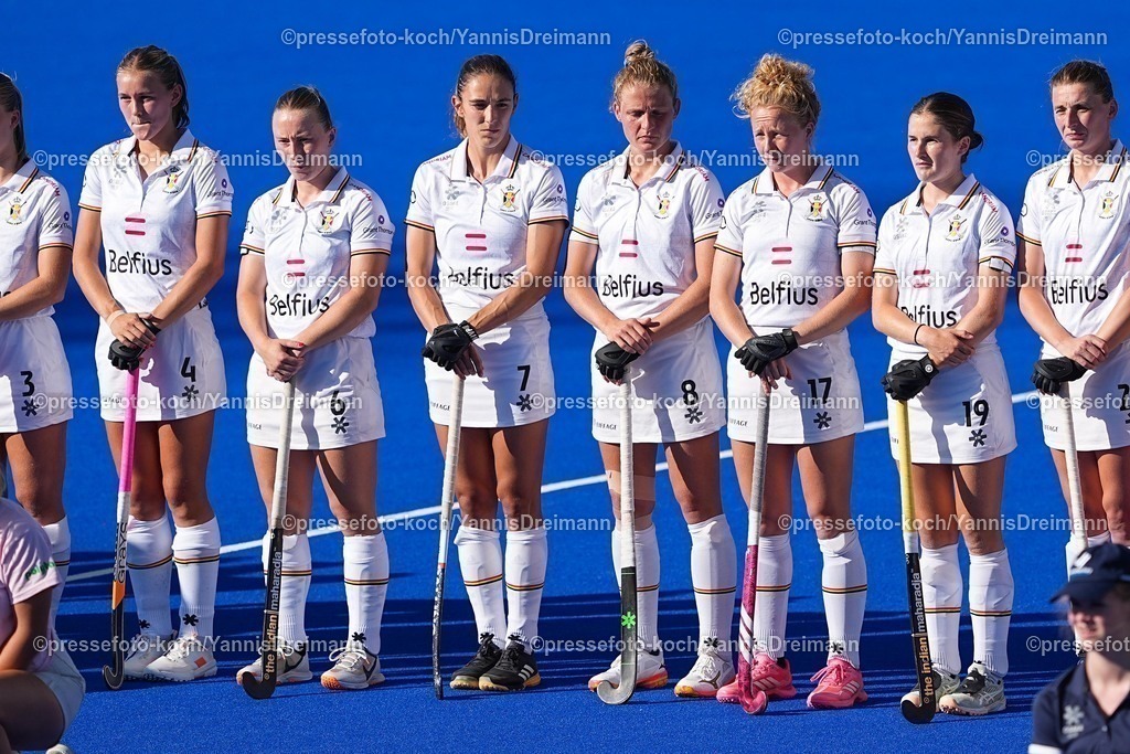 xydrx11082502008 | 11.08.2025, xydrx, Frauen EuroHockey Championship 2025, Gruppenphase, Gruppe B, England - Belgien, Sparkassenpark Mönchengladbach: die Belgische Feldhockey Nationalmannschaft steht Seite an Seite