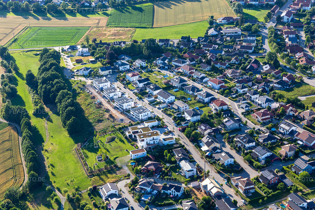 Luftbild:  in Salching im Bundesland Bayern in Deutschland. – Foto: IMG_133176.jpg vom 03.07.2022 durch Werner Riehm/FLY-FOTO.de – Auflösung des Originals: 5472 x 3648 px – Aktuellles aus Salching - Gemeinde Salching