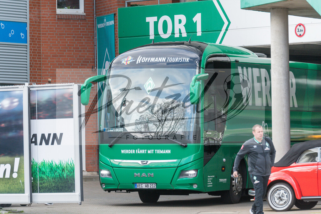20200212_PKBREM_0031 | Fussball, Herren: . Die Mannschaft von Werder Bremen auf dem Weg ins Kurztrainingslager nach Leipzig waehrend der Pressekonferenz des SV Werder Bremen auf dem wohninvest Weserstadion am 12.02.2020 in Bremen, Deutschland. - Realisiert mit Pictrs.com