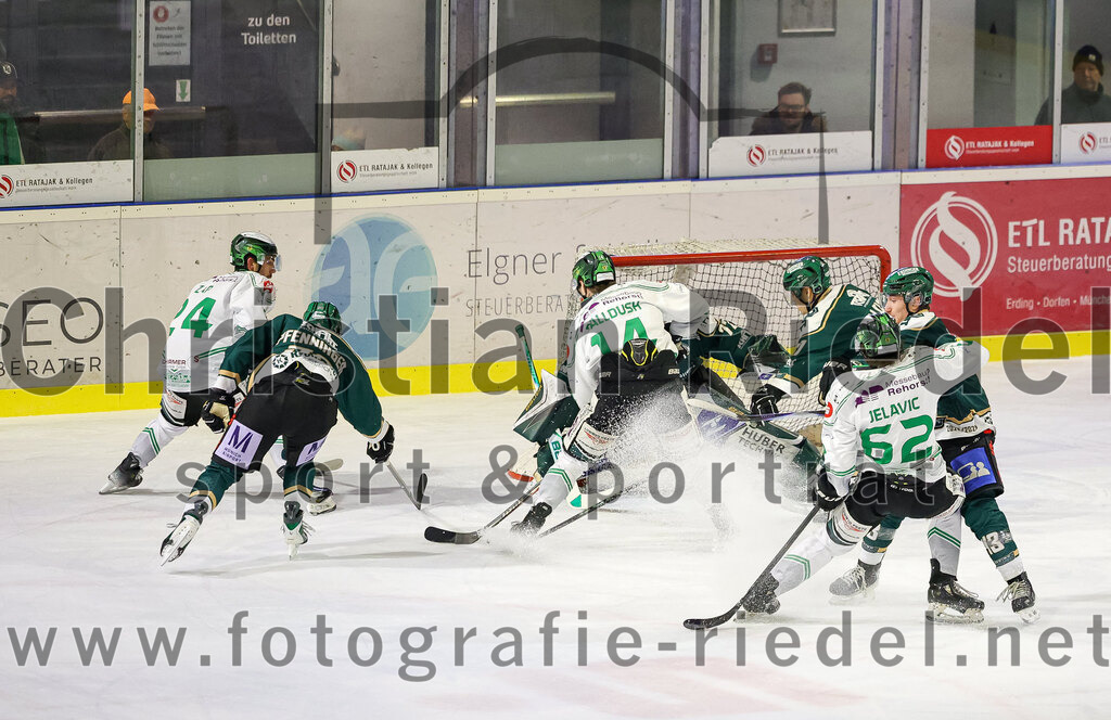 2026-01-02_057_TSV_Erding_gegen_Hoechstadt_Alligators | Erding, Deutschland, 02.01.2026:Eishockey, Oberliga Süd 2025 / 2026, 33. Spieltag, TSV Erding gegen Höchstadt Alligators, Endergebnis: 2:1Roman Zap (Höchstadt Alligators, #24), Paul Pfenninger (Erding Gladiators, #58), Leon Dalldush (Höchstadt Alligators, #14)Foto: Christian Riedel / fotografie-riedel.net