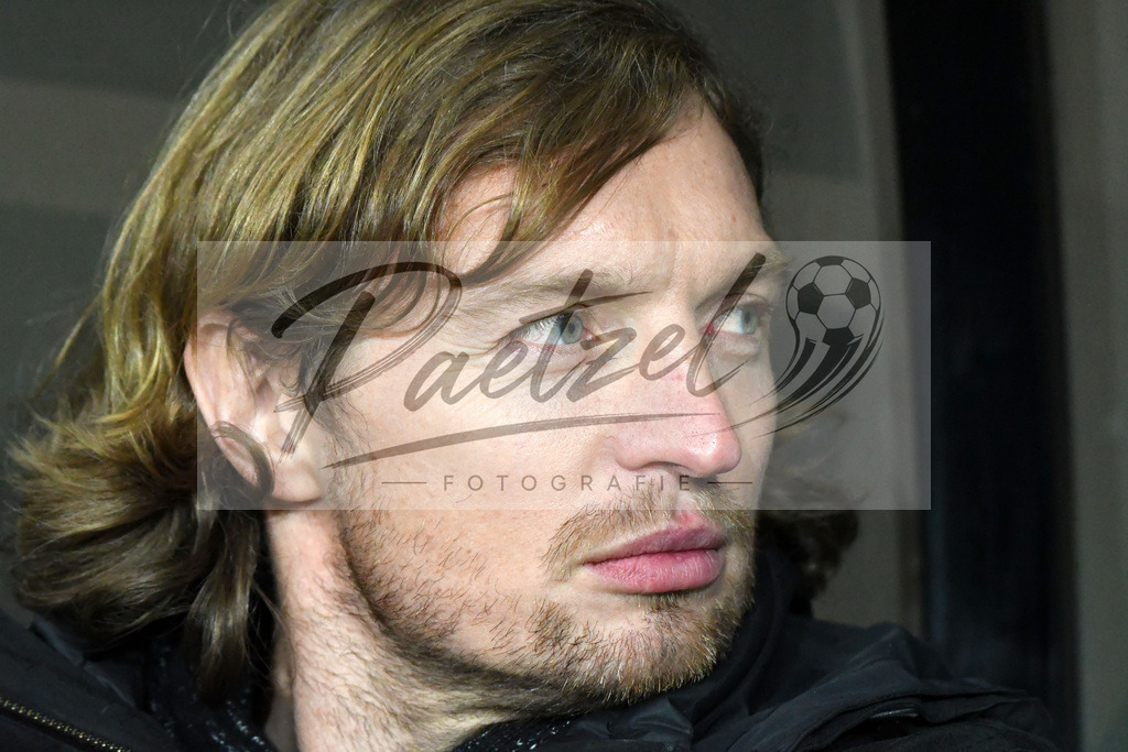 20200214_SCPFWK_0112 | Fussball, Herren: Vorstandsvorsitzender Daniel Sauer (FC Wuerzburger Kickers) schaut waehrend des Spiels der 3. Liga zwischen SC Preussen Muenster und FC Wuerzburger Kickers im Preussenstadion am 14.02.2020 in Muenster, Deutschland.DFB / DFL REGULATIONS PROHIBIT ANY USE OF PHOTOGRAPHS AS IMAGE SEQUENCES AND/OR QUASI-VIDEO. - Realisiert mit Pictrs.com