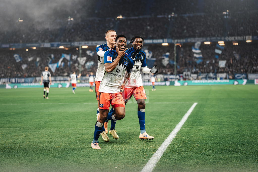 Fußball | Männer | Saison 2025/2026 | 1. Fußball-Bundesliga | 15. Spieltag | Hamburger SV vs. Eintracht Frankfurt | 20.12.2025 | Jubel v.l. Miro Muheim (#28, HSV), Torschütze Albert Sambi Sambi Lokonga (#6, HSV) und Fabio Balde (#45, HSV)