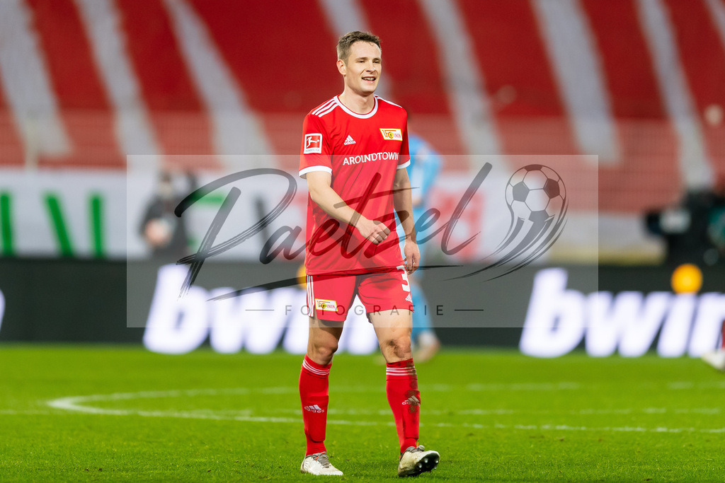 FCUFRE20211215_055 | Fussball, Herren: Paul Jaeckel (1. FC Union Berlin) schaut bei dem Spiel der 1. Bundesliga zwischen 1. FC Union Berlin und SC Freiburg im Stadion An der Alten Foersterei am 15.12.2021 in Berlin, Deutschland.DFB / DFL REGULATIONS PROHIBIT ANY USE OF PHOTOGRAPHS AS IMAGE SEQUENCES AND/OR QUASI-VIDEO. - Realisiert mit Pictrs.com
