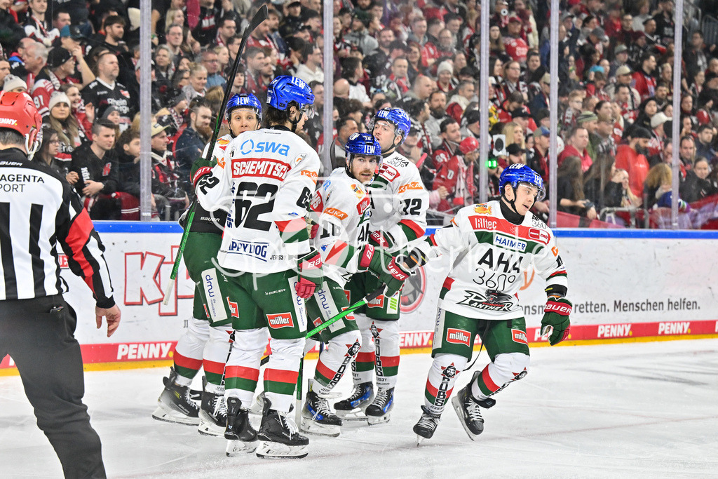Kölner Haie - Augsburger Panther | Jubel der Gaeste nach dem Treffer zum 0-1 durch Florian ELIAS (Augsburger Panther #67) / Freude / Happy / Tor / Torschuezte / DEL: Koelner Haie - Augsburger Panther, Lanxess Arena am 05.01.2025