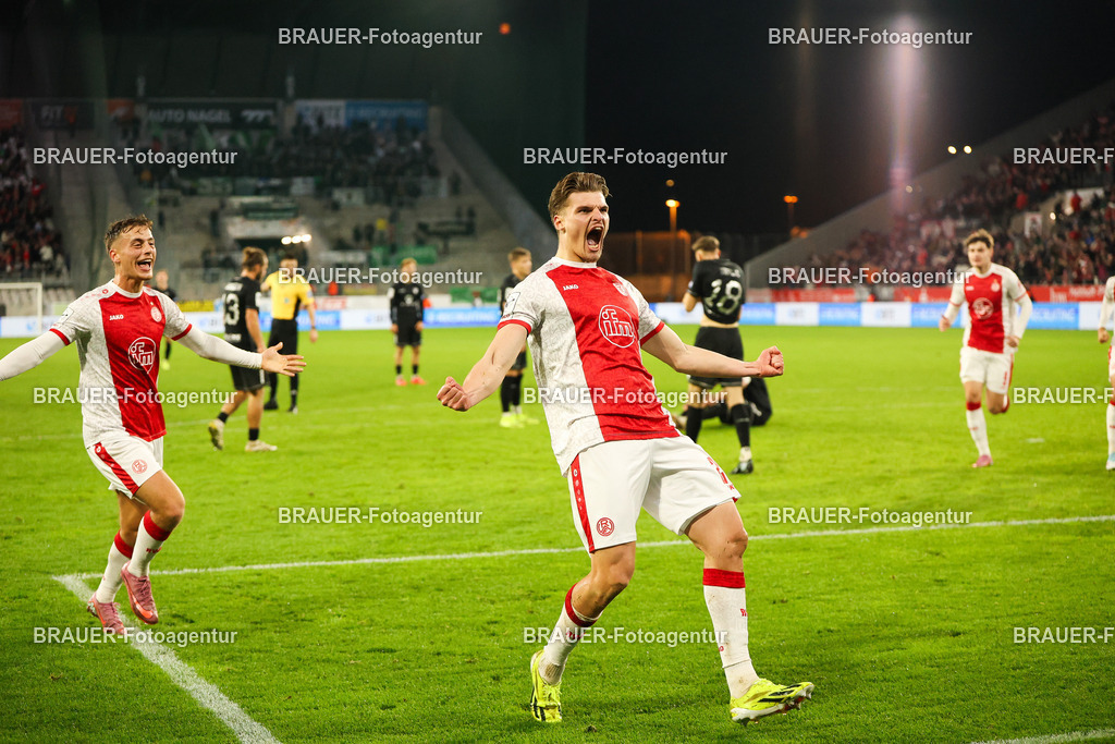 Rot-Weiss Essen - 1.Fc Schweinfurt | Essen, Deutschland, 02.11.2025 Marek Jansen  (Rot-Weiss Essen) Torjubel nach dem 2:1während des 3.Liga Spiels zwischen  Rot-Weiss Essen und 1.Fc Schweinfurt am 02.11.2025 im Stadion an der Hafenstraße in Essen. (Foto von Timo Bluhmki-Schmidt/Brauer Fotoagentur