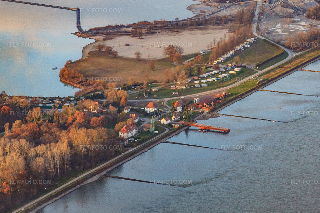 Aerial view: Rhine ferry Seltz - Plittersdorf in Seltz in the state Bas-Rhin, France. – Photo: IMG_22932.jpg taken on 11/21/2009 by Werner Riehm/FLY-FOTO.com – Resolution of the original: 4486 x 2990 px – Le bac Saletio de Seltz