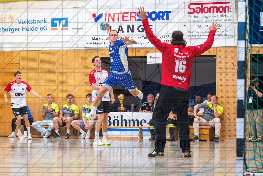 IHC 2026 - VfL Gummersbach vs. HØJ Elite | Tilen Kodrin (VfL Gummersbach #5), Jannick Green (HØJ Elite #16); IHC 2026 - VfL Gummersbach vs. HØJ Elite am 08.08.26 in Sporthalle KGS, Schneverdingen - Realisiert mit Pictrs.com