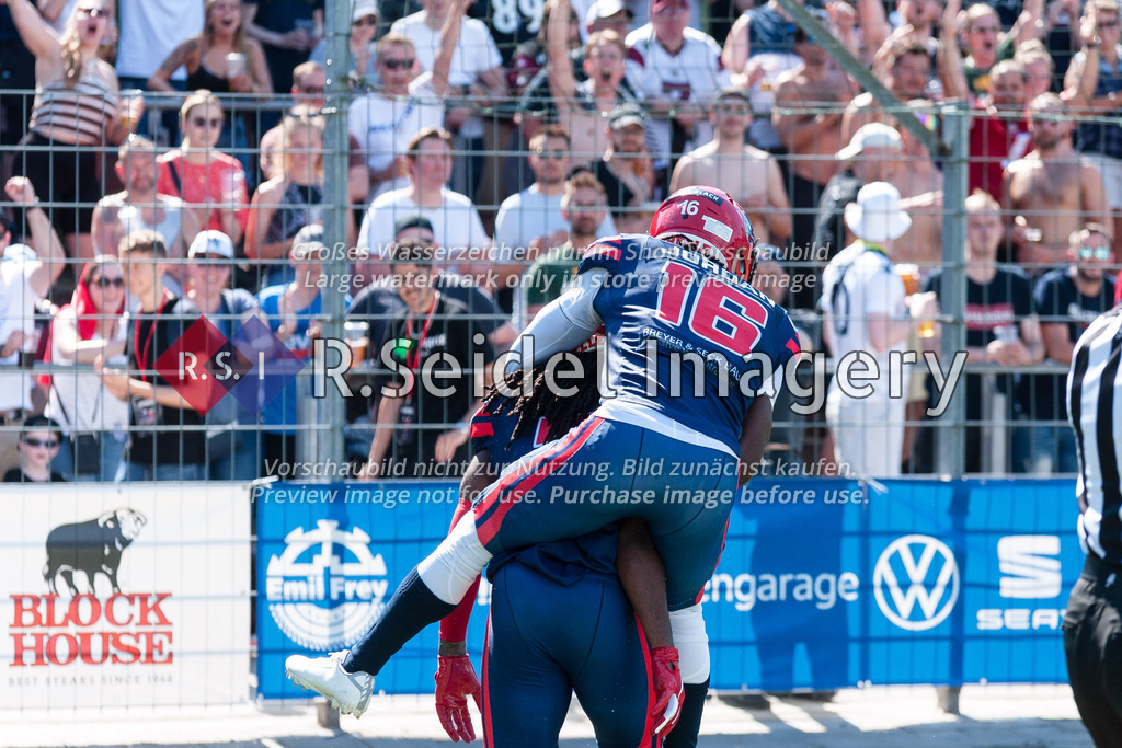 American Football, Saison 2022, European League of Football (ELF), Hamburg Sea Devils - Rhein Fire, Stadion Hoheluft (Hamburg), 03.07.2022, 5. Gameweek | Lamar Jordan II. (#16, Sea Devils, WR) und Glen Toonga (#7, Sea Devils, RB) freuen sich vor den Fans über dessen Touchdown
