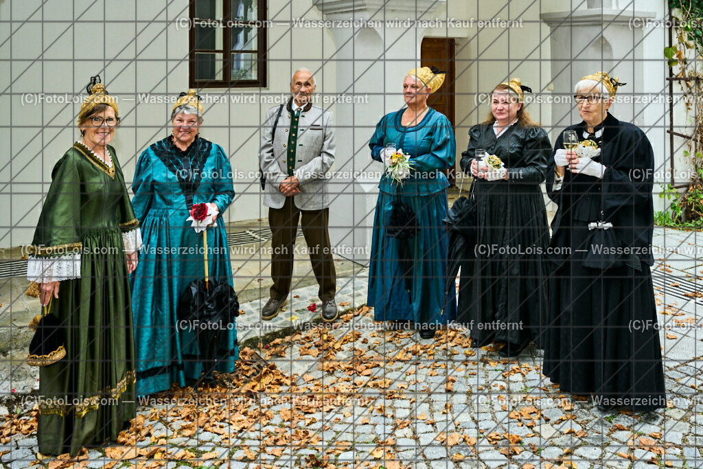 ALP3306_Jeanne de Ferrette_Goldhaubengruppe | (C)FotoLois.com, Alois Spandl, 700stes Hochzeitsjubiläum - Albrecht II. mit Johanna von Pfirt in Thann (FR) im März 2024. Empfang des Organistionskommitees aus der Region Ferrette (Pfirt)/Thann aus dem Elsass mit Empfang durch die Stadtgemeinde und Bezirkshauptmannschaft Scheibbs im Schloss Scheibbs und anschließender Kranzniederlegung in der Kartausenkirche über der Krypta des Gründerehepaares durch Mitglieder des Templer Ordens im Beisein von Mitgliedern der Goldhaubengruppen, Fr 22. September 2023.