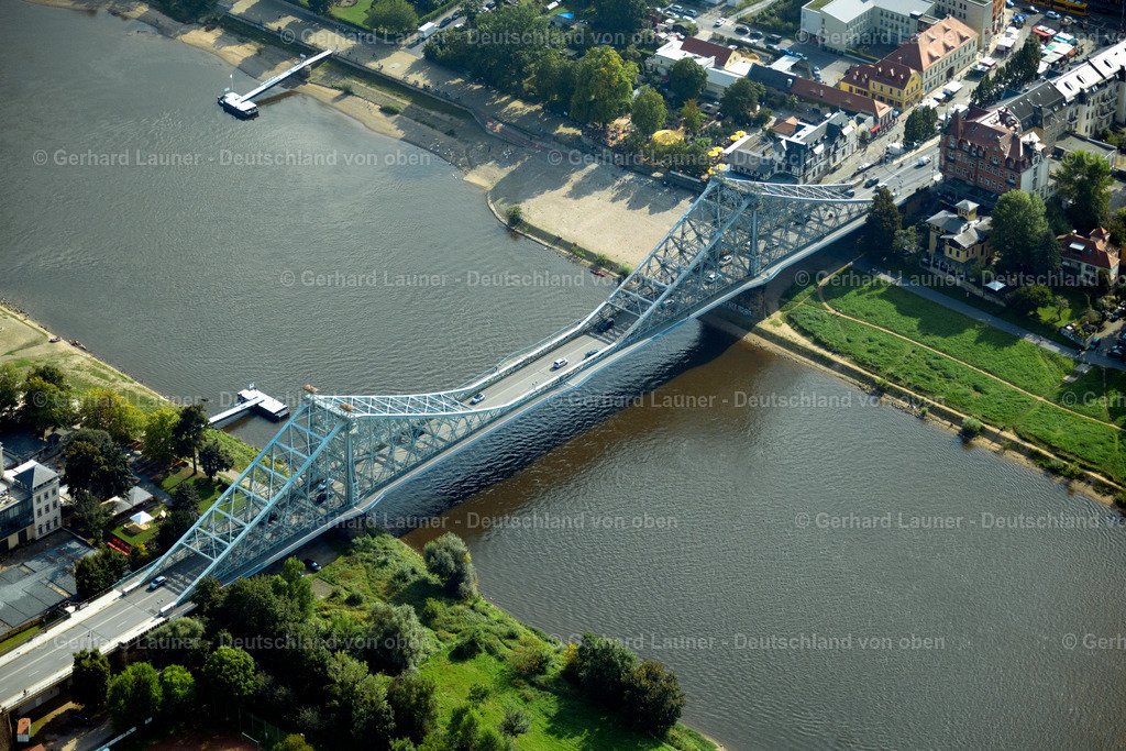 4060815 | DRESDEN 07.09.2021 Loschwitzer Brücke " Blaues Wunder " über dem Fluss Elbe in Dresden im Bundesland Sachsen. Die Elbbrücke verbindet die Stadtteile Blasewitz und Loschwitz miteinander und gilt als Wahrzeichen der Stadt. Weiterführende Informationen bei: DREWAG - Stadtwerke Dresden GmbH,  DVB Dresdner Verkehrsbetriebe AG,  Landeshauptstadt Dresden. // the Loschwitzer bridge called " Blue Miracle " over the river Elbe in Dresden in the state Saxony. The bridge connects the districts Blasewitz and Loschwitz and is a well known landmark in Dresden. Further information at: DREWAG - Stadtwerke Dresden GmbH,  DVB Dresdner Verkehrsbetriebe AG,  Landeshauptstadt Dresden. Foto: Gerhard Launer