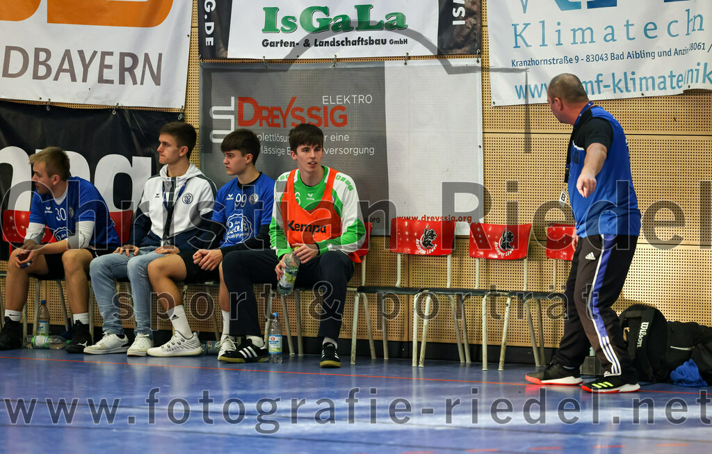 2022-12-17_089_SV_Anzing_gegen_TSV_Simbach | Anzing, Deutschland, 17.12.2022:
Handball, Bayernliga männliche A-Jugend 2022 / 2023, 9. Spieltag, SV Anzing gegen TSV Simbach, Endergebnis: 39:30

Johannes Grundwürmer (TSV Simbach, #99), Elmar Voll (TSV Simbach)

Foto: Christian Riedel / fotografie-riedel.net