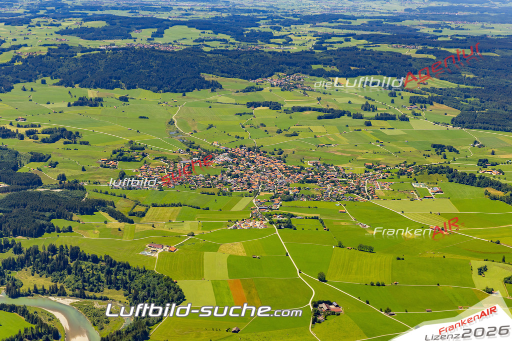 Aktuelles Luftbild von  Burggen - Die Luftaufnahme wurde 2022 mittels UL-Flugzeug erstellt ( keine Drohne ) - hochauflösende Kamera-Systeme von  Canon -Beste Qualität - Für grossformatige Ausdrucke geeignet. Die Geschenkidee !
