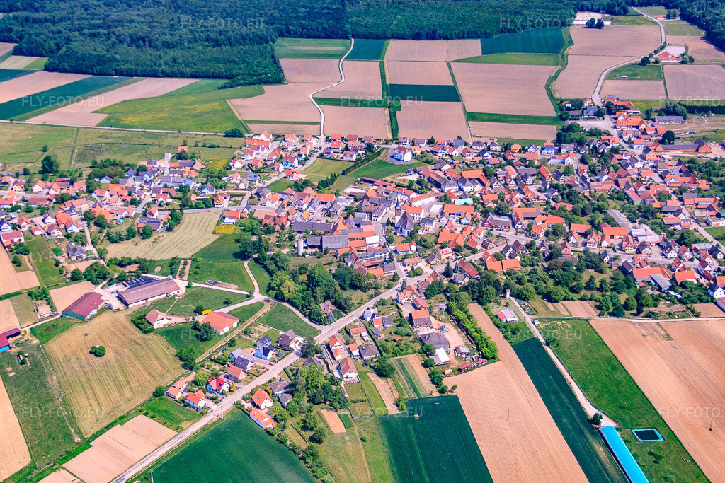 Vue aérienne: Vue de la ville depuis le sud à Salmbach dans le département Bas Rhin, France – .Photo: IMG_40962(40941).jpg prise le 08/05/2011 par Werner Riehm/FLY-FOTO.eu – Résolution de l'original: 4752 x 3168 px