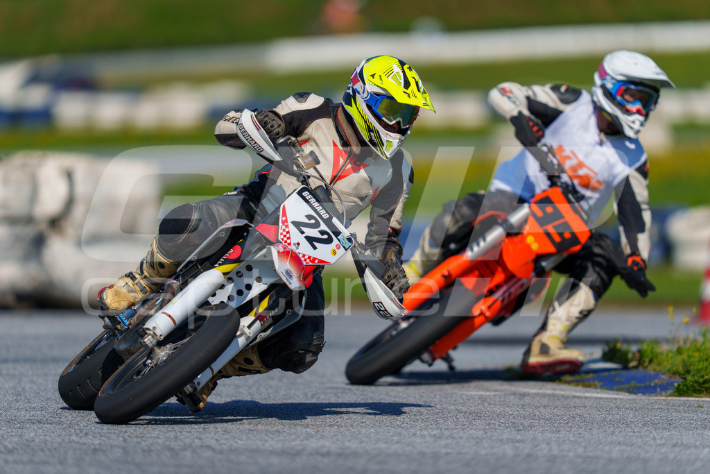 SuperMoto_Staatsmeisterschaft_Greinbach_194 | GRIPcapture steht für authentische Sportfotografie in Österreich – für Momente, die mehr sind als Geschwindigkeit oder Ergebnis. Es geht um Emotion, Spannung, Fokus und den Augenblick, der oft nur einen Wimpernschlag dauert.Ob Motorsport, Teamsport oder 