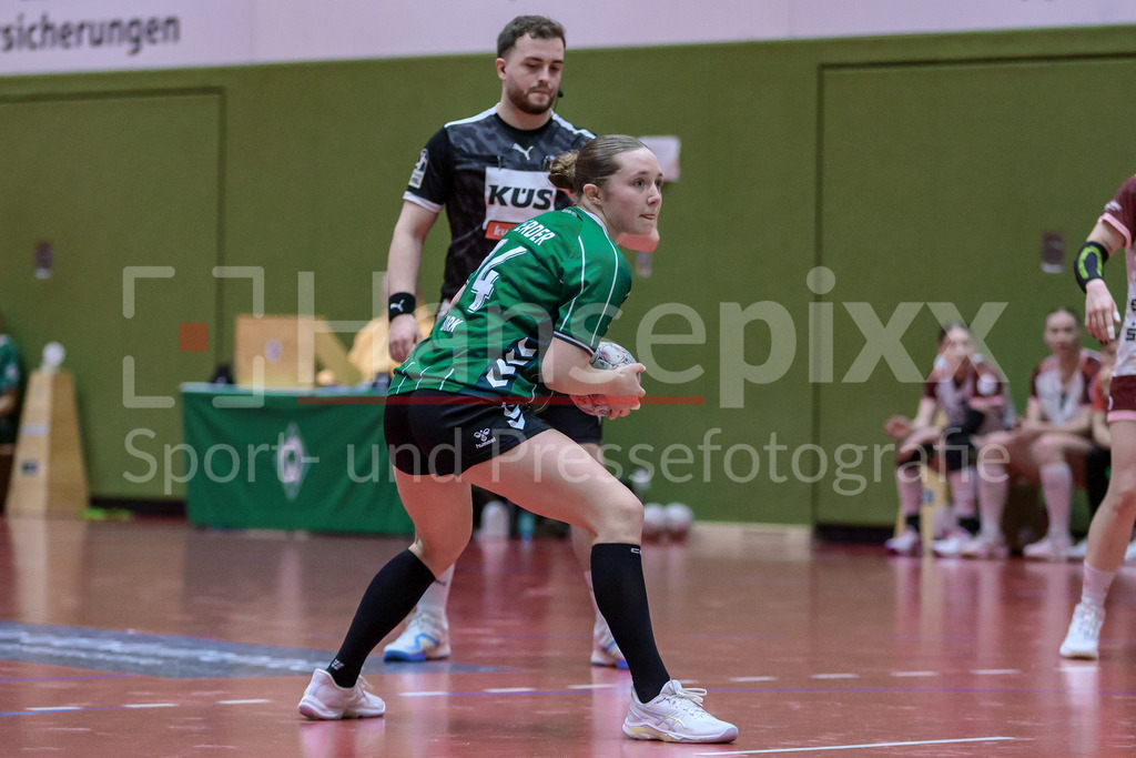 Handball, 2. Bundesliga Frauen, SV Werder Bremen - HL Buchholz 08-Rosengarten | Mara Birk (SV Werder Bremen, 74) beim Siebenmeter, 7m, Spielszene, Aktion, Action