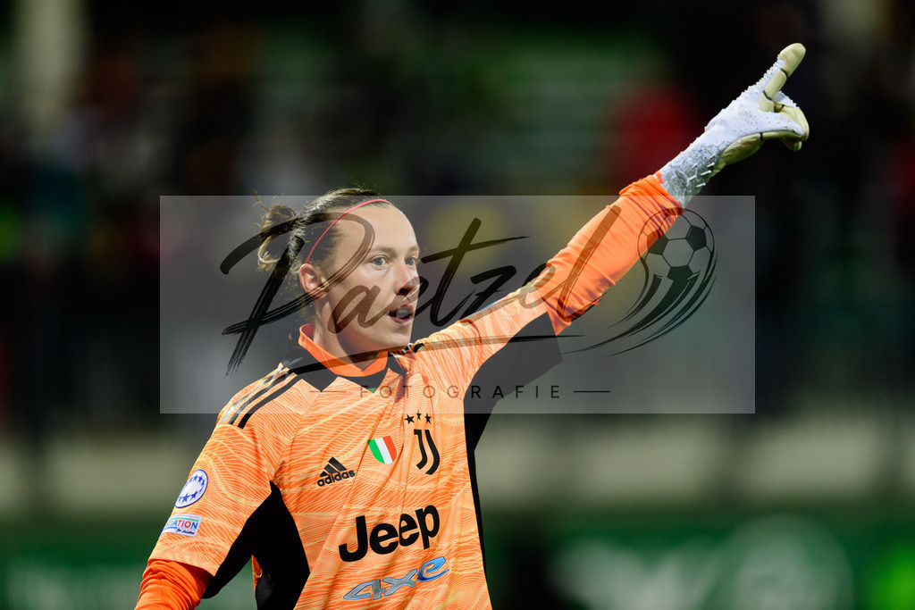 WOBJUV20211118_010 | Fussball, Frauen: Torwart Pauline Peyraud-Magnin (Juventus FC) gestikuliert, Gestik bei dem Spiel der UEFA Women´s Champions League zwischen VfL Wolfsburg und Juventus Turin im AOK-Stadion am 18.11.2021 in Wolfsburg, Deutschland. - Realisiert mit Pictrs.com