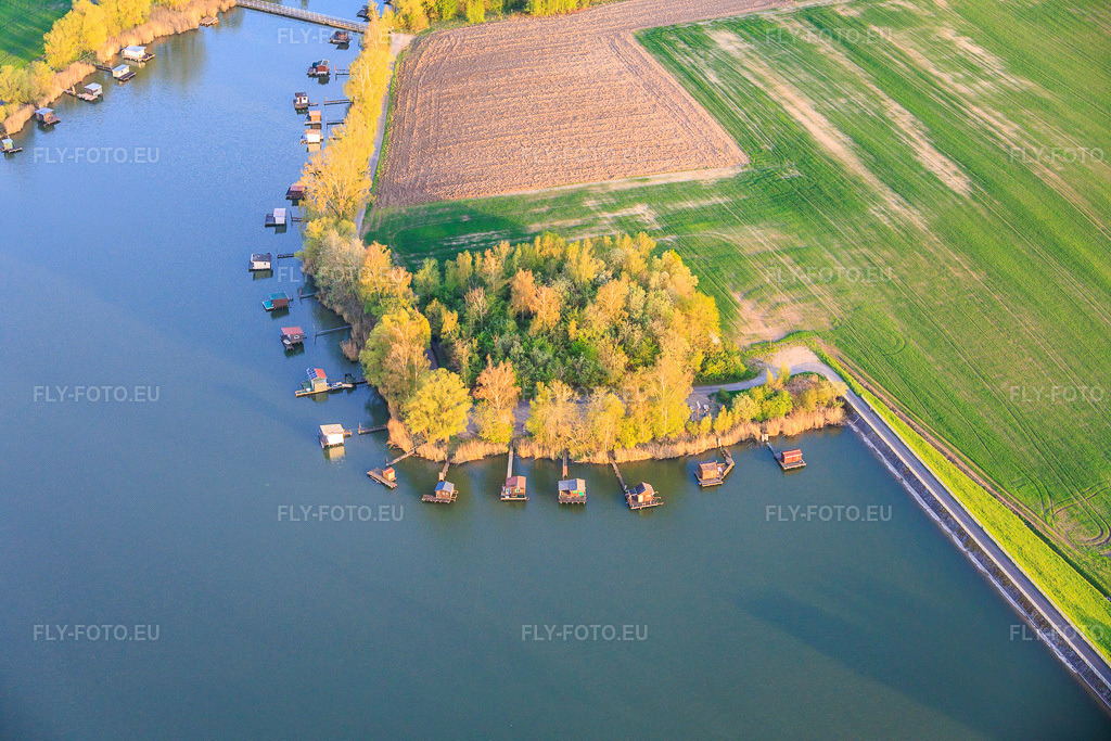 Vue aérienne: Des promenades en bois bordées de cabanes de pêcheurs longent les rives de l'étang du Welschhof. à Puttelange-aux-Lacs dans le département Moselle, France.Photo: IMG_154811.jpg prise le 17/04/2026 par Werner Riehm/FLY-FOTO.euRésolution de l'original: 6000 x 4000 px